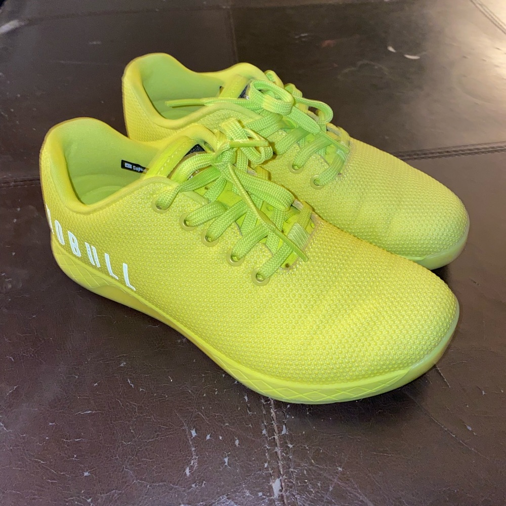 NOBULL NEON TRAINING SNEAKERS